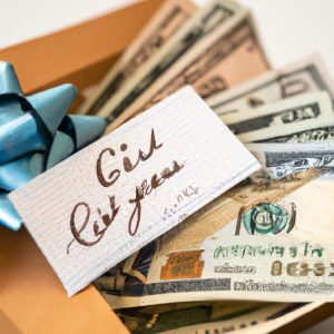 Jak zapakować pieniądze na prezent